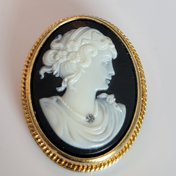 AVON cameo pendant / brooch - Picture 6 of 6
